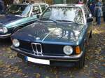 BMW E21 315 im Farbton arktisblaumetallic, gebaut in den Jahren von 1981 bis 1983. Die Modellreihe E21 gelangte ab Juli 1975 zu den Vertragshändlern. Das hier gezeigte Modell 315 war das Sparmodell der E21-Baureihe und wurde noch bis Ende 1983 gebaut, obwohl die E21 Baureihe mit den anderen Motorisierungen bereits im November 1982 zu Gunsten des neuen E30 eingestellt wurde. Der Vierzylinderreihenmotor hat einen Hubraum von 1563 cm³ und leistet 75 PS. Oldtimertreffen am Theater an der Niebu(h)rg am 19.10.2025 in Oberhausen/Rheinland. 