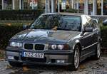BMW 3er E36 etwas getung. Die Aufnahme stammt von November, 2025.