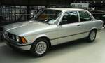 BMW E21 318i, gebaut in den Jahren 1980 bis 1982. Die BMW Baureihe E21 stand ab Mai 1975 bei den Händlern. Mit dem Modelljahr 1980 stellten die Bayern die Kraftstoffzufuhr beim 318 von einem Solex Vergaser auf eine Bosch Saugrohr Benzineinspritzung um. Der Vierzylinderreihenmotor des abgelichteten, im Farbton polarissilber lackierten Wagen, leistet nun 105 PS aus 1766 cm³ Hubraum. Die Höchstgeschwindigkeit liegt bei 175 km/h. Der gezeigte 318i im Farbton polarissilber wurde im letzten Modelljahr = 1982 produziert. Classic Remise Düsseldorf am 20.09.2023.