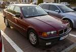 BMW 3 E36 320i als klassifizierter Oldtimer in einer schönen roten Farbe.