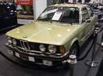 Früher BMW E21 318 im Farbton resedagrün. Die Baureihe E21 löste im Juli 1975 den in die Jahre gekommen BMW 02 ab. Anfänglich waren die Modelle 316, 318, 320 und 320i lieferbar. Äußerlich waren die  kleinen  Modelle 316 und 318 an einzelnen, vorderen, Scheinwerfern zu erkennen. Diese sind bei diesem Wagen allerdings gegen die Doppelscheinwerfer der  größeren  Brüder ausgetauscht worden. Des weiteren wurde ein Kamei-Frontspoiler und Nebelscheinwerfer nachgerüstet. Die früher E21-Modelle kann man ebenfalls an den verchromten Außenspiegeln erkennen. Der Vierzylinderreihenmotor hat einen Hubraum von 1754 cm³ und leistet serienmäßig 98 PS. Bei seiner Markteinführung stand ein solcher 318 mit mindestens DM 14.850,00 in der Preisliste. Essen Motorshow am 06.12.2023.