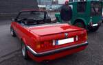 Heckansicht eines brilliantroten BMW 320 Cabriolet der Baureihe E30. Oldtimer- und Youngtimertreffen am 08.02.2026 an Mo´s-Bikertreff in Krefeld.