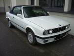 BMW E30 Cabriolet im Farbton alpinaweiß.