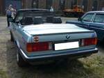 Heckansicht eines BMW E30 325i Cabriolet im Farbton gletscherblau.