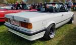 =BMW Cabrio steht bei der Oldtimerveranstaltung in Frankenberg/Eder im Mai 2023