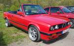 =BMW Cabrio steht bei der Oldtimerveranstaltung in Frankenberg/Eder im Mai 2023