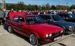 Hier ist ein leicht getunter BMW 3er E30 zu sehen.