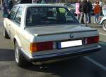 Heckansicht eines BMW E30 325i im Farbton bronzitbeige.