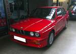 BMW E30 M3 im Farbton misanorot, gebaut in den Jahren von 1986 bis 1991.