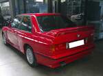 Heckansicht eines BMW E30 M3 im Farbton misanorot.