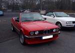 BMW 320 Cabriolet. Die Produktion der Baureihe E30 begann im Oktober 1982 mit der zweitürigen Limousine. Ab Herbst 1983 war der E30 dann auch als Viertürer zu bekommen. Auf der IAA des Jahres 1985 debütierte dann das E30 Cabriolet, dass sofort für eine große Kundennachfrage sorgte. Das gezeigte Cabriolet im Farbton brilliantrot hat einen Sechszylinderreihenmotor mit einem Hubraum von 1990 cm³ und leistet serienmäßig 129 PS. Oldtimer- und Youngtimertreffen am 08.02.2026 an Mo´s-Bikertreff in Krefeld.