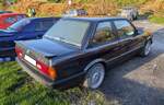 Profilansicht eines BMW 318is der Baureihe E30.