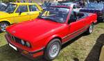BMW E30 Cabriolet im Farbton brilliantrot.