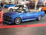 Wundersch�n blauer BMW 3 (e30) Cabriolet, fotografiert auf dem Carstyling Tuniong Show 2012.