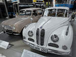 Ein BMW 502 2600L von 1963 neben einen Renault 4 L (R4) von 1962, so gesehen Mitte August 2020 im Verkehrszentrum des Deutschen Museums in München.