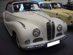 BMW 502 V8 2.6 zweitüriges Baur-Cabriolet aus dem Jahr 1962. Der BMW 502 war der erste Achtzylinder-PKW der Münchener BMW-Werke nach WW2. Er hatte das gleiche Chassis wie der BMW 501, war aber bereits mit Blinkern ausgerüstet. Während im Jahr 1955 (Jahr der Vorstellung) eine BMW 502 Limousine mit einem Kaufpreis von DM 16.450,00 zu Buche schlug, betrug der Kaufpreis von einem solchen 2+2 sitzigen Baur-Cabriolet mindestens DM 20.950,00. Der V8-Motor hat in diesem Modell einen Hubraum von 2580 cm³ und leistet in diesem Modell 110 PS. Techno Classica Essen am 13.04.2023.