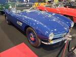 BMW 507 Touring Sport Roadster, produziert von 1956 bis 1959. Der von Albrecht Graf Goertz (*1914 +2006) gezeichnete 507, war der Star der Frankfurter Automobil Ausstellung des Jahres 1955. Es wurden lediglich 252 Autos dieses Typs gebaut. Der V8-Motor mit einem Hubraum von 3168 cm� leistet 150 PS, bzw. in der USA-Ausf�hrung 195 PS. Bei der USA-Ausf�hrung wurde die Verdichtung von 1:7,8 auf 1:9 erh�ht. Je nach �bersetzung der Hinterachse war eine H�chstgeschwindigkeit von bis zu 220 km/h m�glich. Der gezeigte Wagen im Sonderfarbton ultramarin wurde im Juni 1957 produziert und in die italienische Hauptstadt Rom ausgeliefert. Der Erstbesitzer hatte zus�tzlich noch ein Hardtop-Dach und das Autoradio Becker  Brescia  mit automatischer Antenne mit bestellt. Techno Classica Salon in Dortmund am 25.09.2026.