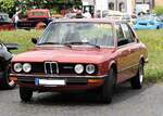 BMW E12 520 im Farbton granatrotmetallic.