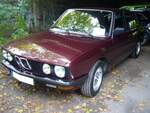 BMW E28 528i im Farbton burgunderrot aus dem Jahr 1982. Die E28-Reihe löste 1982 die 5´er-Modelle der Baureihe E12 ab. Der 528i war bis zum Erscheinen des Modelles 535i das motorentechnische Spitzenmodell der E28 Baureihe. Der Sechszylinderreihenmotor leistet 184 PS aus einem Hubraum von 2788 cm³. Der gezeigte 528i verbrachte seine Autojugend in Frankreich, was man äußerlich auch gut an den Fernscheinwerfern mit den gelben Birnen erkennen kann. Oldtimertreffen am Theater an der Niebu(h)rg am 19.10.2025 in Oberhausen/Rheinland. 