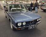BMW E28 525i im Farbton arktisblaumetallic aus dem Jahr 1986.