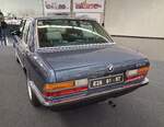 Heckansicht eines BMW E28 525i im Farbton arktisblaumetallic aus dem Jahr 1986.