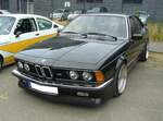 BMW E24 635CSi M6. Das BMW 6´er Coupe der Baureihe E24 wurde im März 1976 auf dem Genfer Auto Salon vorgestellt und bis 1989 produziert. Das Coupe war mit etlichen Motorisierungen lieferbar. Spitzenmodell war jedoch der abgelichtete 635 CSi M6, der ab Frühjahr 1984 bei den Händlern stand. Äußerlich unterscheidet er sich vom  normalen 635CSi  durch eine tiefer herunter gezogene Frontschürze. Unter der Haube ist der Motor des BMW M1 verbaut. Dieser Sechszylinderreihenmotor mit Vierventiltechnik hat einen Hubraum von 3453 cm³ und leistet 286 PS. Die Höchstgeschwindigkeit wurde von BMW mit 255 km/h angegeben. Für ein solches Auto war bei seiner Markteinführung ein Kaufpreis von mindestens DM 102.050,00 fällig. Oldtimertreffen an der  Alten Dreherei  in Mülheim an der Ruhr am 18.06.2023.