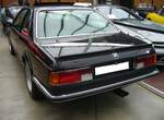 Heckansicht eines BMW E24 635CSi M6 aus dem Jahr 1985 im Farbton diamantschwarzmetallic. Classic Remise Düsseldorf am 26.02.2024.