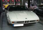 Einer von 460 gebauten BMW E26 besser bekannt als BMW M1. Der von 1979 bis 1981 angebotene M1 gehört zu den größten Schöpfungen des Automobilbaus, deren Entstehung spektakulärer war, als sein kommerzieller Misserfolg. Die Technik von BMW, die Karosserie gezeichnet von Giugiaro, das Konzept von Lamborghini und die Produktion bei Baur in Stuttgart. Der als Mittelmotor verbaute Sechszylinderreihenmotor hat einen Hubraum von 3453 cm³ und leistet 277 PS. Das damals DM 113.000,00 teure Auto brachte es auf eine Höchstgeschwindigkeit von 262 km/h. Classic Remise Düsseldorf am 30.12.2022.