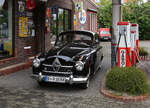 In unmittelbarer N�he zum Museumsbahnhof in Bruchhausen - Vilsen steht diese historische Tankstelle Gasolin. Am 25.07.2026 feierten die Eisenbahner nebenan ein Jubil�um und an der Tankstelle stand u. a. dieser alte Borgward PKW.