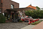 In unmittelbarer N�he zum Museumsbahnhof in Bruchhausen - Vilsen steht diese historische Tankstelle Gasolin. Am 25.07.2026 feierten die Eisenbahner ein Jubil�um und die Tankstelle war mit zwei alten Borgward PKW stilecht geschm�ckt.