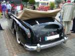 Heckansicht eines viersitzigen Borgward Hansa Cabriolets mit Hebmüllerkarosserie.