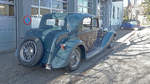 Schöner Bugatti steht vor einer Garage in Birsfelden.