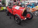 Bugatti T13  Brescia  aus dem Jahr 1914. Eine Legende wird 105 Jahre alt. Mit dem Type 13  Brescia“ l�utete die Marke aus Molsheim 1921 im Motorsport eine Trendwende ein. Der offene Sportwagen beendet die Epoche der gro�en und schweren Rennwagen. Die leichte Karosserie, das �berlegene Fahrwerk und die starken Motoren machen aus dem Type 13 einen Rennwagen, der seiner Zeit weit voraus war. Seinen gr��ten Erfolg feierte das Modell beim Gro�en Preis der Voiturettes im italienischen Brescia im September 1921 und zementiert seine Unschlagbarkeit. Vier T13 erreichen die ersten vier Pl�tze. Daher die Zusatzbezeichnung f�r dieses Modell =  Brescia . Der Vierzylinderreihenmotor mit 16-Ventiltechnik hat einen Hubraum von 1453 cm� und leistet 30 PS. Es sollen damals schon Geschwindigkeiten bis zu 145 km/h erreicht worden sein. Techno Classica Salon in Dortmund am 25.09.2026.