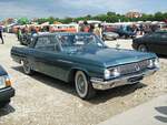 Buick Le Sabre Hardtop 4DR (1963), aufgenommen April 2014 beim Oldtimertreffen auf Theresienwiese in München