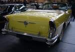 Heckansicht eines Buick Special 40 Convertible Coupe im Farbton harvest yellow aus dem Modelljahr 1956.