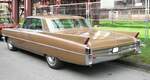 Heckansicht eines Cadillac Coupe de Ville aus dem Jahr 1964 im Farbton sierra gold.