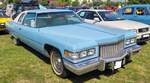 Cadillac Coupe de Ville im Farbton crystal blue firemist aus dem Modelljahr 1976. Das  Coupe de Ville  war in diesem Modelljahr mit 114.482 verkauften Fahrzeugen einer der Bestseller im Programm von Cadillac. Der Einstiegspreis lag bei US$ 9.067,00. Der V8-Motor hat einen Hubraum von genau 500 cui (8194 cm�) leistet zwischen 190 PS und 215 PS. Die PS-Leistung konnte aufgrund verschiedener H�chstgrenzen bei den Abgas-Emissionen von Bundesstaat zu Bundesstaat abweichen. Oldtimertreffen Altenthann/Oberpfalz am 03.05.2026.