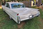 Heckansicht eines Cadillac Fleetwood Sixty Special im Farbton bahama sand aus dem Jahr 1964.