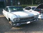 Cadillac Series 6200 six-window Sedan de Ville im Farbton dover white aus dem Jahr 1959.