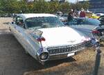 Heckansicht eines Cadillac Series 6200 six-window Sedan de Ville im Farbton dover white aus dem Jahr 1959.