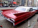 Cadillac, deVille Sedan, welcher im Produktionszeitraum von 1959÷64 gebaut wurde, hat in Amsterdam eine Parklücke gefunden; 110904