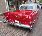Heckansicht eines Cadillac Series 62 Eldorado Special Sport Convertible Coupe im Farbton cardinal red aus dem Jahr 1955.