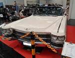 Cadillac Series 62 Convertible im Farbton aspen white aus dem Jahr 1963. Die Series 62-Modelle waren bis zum Modelljahr 1965 die Basismodelle in der Produktpalette der GM-Division Cadillac. Das Modelljahr 1963 brachte ein kantigeres, gestrecktes Facelift. Die Heckflossen wurden im Vergleich zu den Extremen der sp�ten 1950`er Jahre deutlich dezenter, blieben aber ein markantes Erkennungsmerkmal. Dieses Cabriolet-Modell verkaufte sich in diesem Modelljahr genau 17.600 mal. Der Grundpreis lag bei US$ 5590,00. Der V8-Motor hat einen Hubraum von 350 cui (6486 cm�) und leistet 325 PS. Die H�chstgeschwindigkeit soll 170 km/h betragen haben. Techno Classica Salon in Dortmund am 25.09.2026.