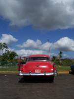 Ein 1953'er Cadillac am 04.04.2009 auf einem Parkplatz einer Tankstelle an der A 4 von Havanna nach Pinar del Rio, Kuba.