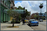 Vor einem Hotel in der Altstadt von Havanna wartet ein Chevrolet Bel Air.
