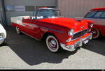 Ein Rot/Weisser Chevrolet Bel Air Cabrio zu Besuch am Oldtimer Treff auf den Areal des Flugplatz in Bleienbach am 14.06.2026