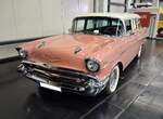 Chevrolet Series 2400C Bel Air Beauville Station Wagon aus dem Jahr 1957 in der Farbkombination canyon coral/polo white. Die Fahrzeuge der Series 2400C  Bel Air  waren im Modelljahr 1957 die Toppmodelle im Programm von Chevrolet. Der Beauville Station Wagon konnte mit zwei Sitzb�nken (sechssitzig) oder mit drei Sitzb�nken (neunsitzig) bestellt werden. Der Basispreis f�r ein sechssitziges Modell betrug US$ 2456,00 und verkaufte sich in diesem Modelljahr 27.803 mal, w�hrend das neunsitzige Fahrzeug US$ 2563,00 kostete und sich 21.083 mal verkaufte. Am gro�en V auf der Motorhaube ist erkennbar, das dieses Kombimodell mit mit einem V8-Motor best�ckt ist. Dieser hat einen Hubraum von 4.635 cm� und war in sechs Leistungsvarianten lieferbar. Techno Classica Salon in Dortmund am 25.09.2026.