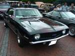 Chevrolet Camaro des Modelljahres 1969 im Farbton tuxedo black. Die Camaro´s bis zum Modelljahr 1969 werden der ersten Generation des 1966 vorgestellten Ford-Mustang-Konkurrenten Camaro zugerechnet. Der Camaro war mit etlichen Sechszylinderreihen- und V8-Motoren lieferbar. Der gezeigte Camaro ist mit einem V8-Motor ausgestattet der aus einem Hubraum von 350 cui (5735 cm³) eine Leistung von 250 PS an die Hinterachse wuchtet. US-Cartreffen am CentroO am 21.07.2019.