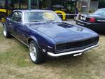 Chevrolet Camaro des Modelljahres 1967 im Farbton deepwater blue. Der gezeigte Camaro ist mit den optional bestellbar gewesenen  Concealed lights  ausgerüstet. Das bedeutet, das nach dem einschalten der Scheinwerfer, sich die vor den Scheinwerfern befindlichen Blenden nach oben schieben. Die Camaro´s bis zum Modelljahr 1969 werden der ersten Generation des Ford-Mustang-Konkurrenten Camaro zugerechnet. Der Camaro war mit etlichen Sechszylinderreihen- und V8-Motoren lieferbar. Der gezeigte Camaro ist mit einem V8-Motor ausgestattet der aus einem Hubraum von 327 cui (5358 cm³) eine Leistung von 210 PS oder 275 PS an die Hinterachse weiter gibt. US-Cartreffen CentroO am 21.07.2019.