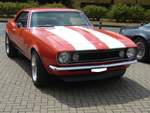 Chevrolet Camaro des Modelljahres 1967 im Farbton road comission orange. Die Camaro-Modelle bis zum Modelljahr 1969 werden der ersten Generation des Ford-Mustang-Konkurrenten Camaro zugerechnet. Das Modell war mit etlichen Sechszylinderreihen- und V8-Motoren lieferbar. US-Cartreffen CentroO am 21.07.2019.